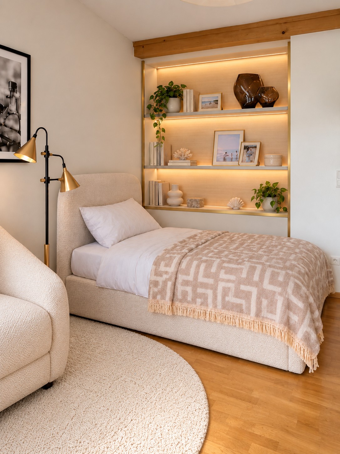 KI-gestützte Visualisierung eines Jugendzimmers mit gepolstertem Bett, kleinem Sofa, Schreibtisch am Fenster und ovalem Cremeteppich.